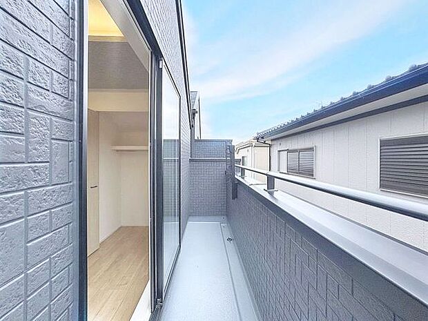 「バルコニー」大きな空に囲まれた気持ちのいい住まい。バルコニーを覗くだけで圧倒的な開放感に包まれます。
