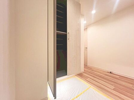 「玄関」家の中でお客様を迎える最初の場所である玄関。豊富な玄関収納で、常に綺麗に保つことが出来ます。