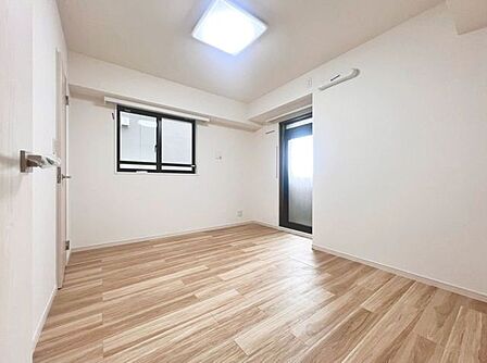 「開放感に満たされる・家族の和み空間」ホワイトの壁紙に柔らかな印象のメープルのフローリング。明るくナチュラルな心地の良い空間となっております。