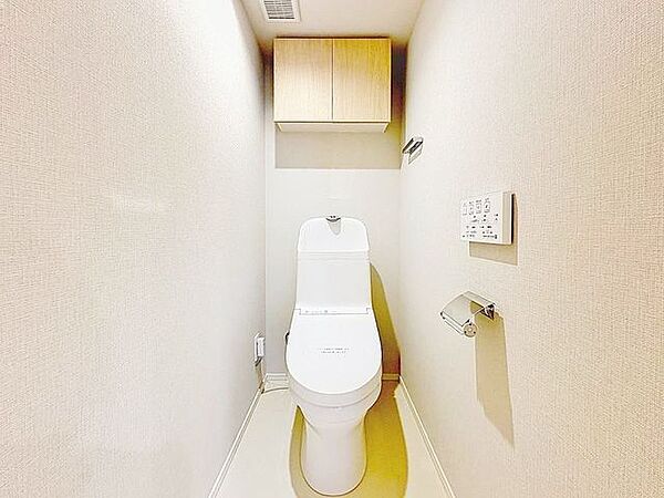 「リフォーム済・トイレ」トイレ関係の設備も一新されています。もちろん温水洗浄機能付き便座です。気になる水周り関係は全て新しくなっていますので、気持ちよく新生活が始められます。