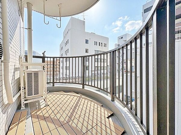 「バルコニー」大きな空に囲まれた気持ちのいい住まい。バルコニーを覗くだけで圧倒的な開放感に包まれます。