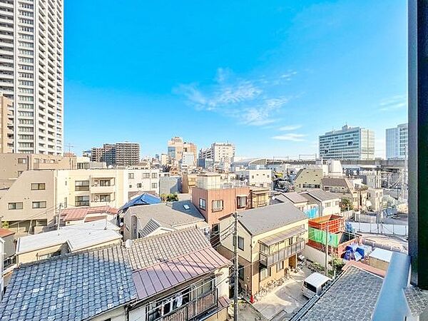 「眺望」穏やかな街並みを一望しながら、爽やかな風と柔らかく降り注ぐ陽光を感じて頂けます。