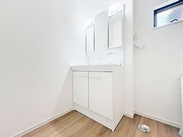 「洗面台」シンプルだからこそ使いやすい。スタンダードなデザインの洗面ボウルは清潔感あるオフホワイトです。