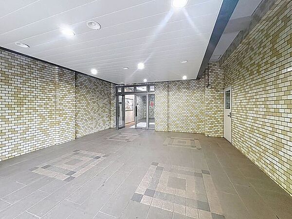 「エントランス」マンションのエントランスなど共有部分は、清掃が行き届いており、キレイな状態です。管理体制がしっかりしているからこそ。