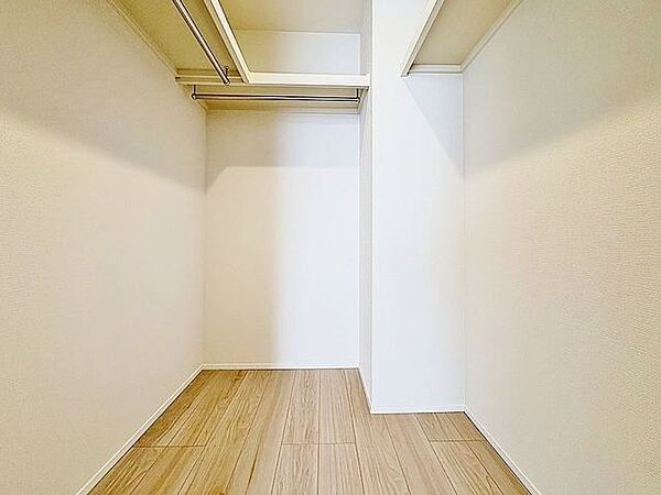 「ウォークインクローゼット」たっぷりと荷物が入るよう、ウォークインクローゼットを完備いたしました。