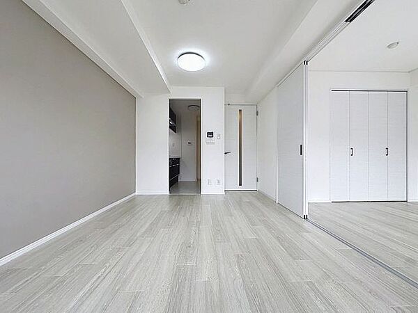 「ダイニング」ホワイトクロス×濃いカラーのフローリングをコーディネートした室内。シンプルな室内デザインなので、よりインテリアが映えます。