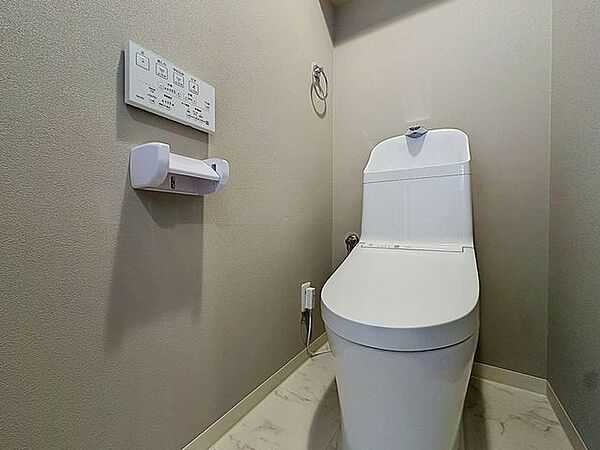 「温水洗浄便座付きトイレ」トイレは快適な温水洗浄便座付です。清潔感のあるホワイトで統一しました。いつも清潔な空間であって頂けるよう配慮された造りです。