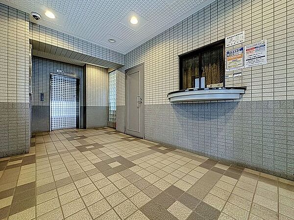 「エントランス」マンションのエントランスなど共有部分は、清掃が行き届いており、キレイな状態です。管理体制がしっかりしているからこそ。