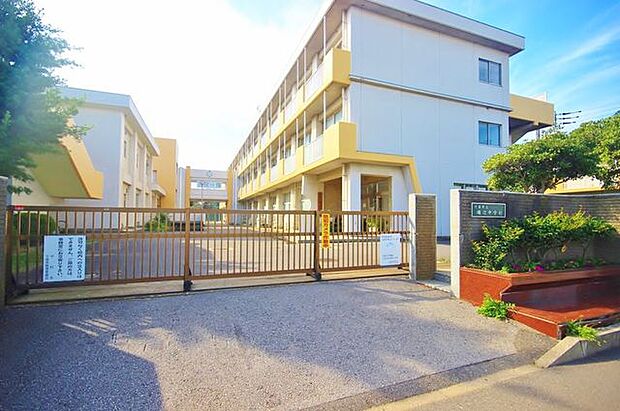 徒歩7分。千葉市立磯辺中学校 560m