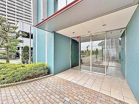 「エントランス入口」植栽もお手入れがしっかりとされており、美しい外観のポイントになっています。