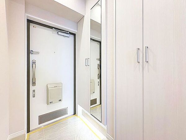 「ミラー付き玄関・お出かけ前の身だしなみチェック」広がりのある空間感 。大きな鏡は玄関に空間を作り出し、広がりを感じさせ玄関に鏡を設置することで、自分の身だしなみを確認することができます。