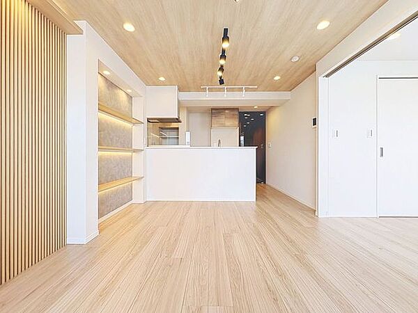 「南向き。陽当り良好。」大きな窓辺からの日差しが暖かい室内は、自然と住まう人の気分も明るくなり、リビングでの素敵なワンシーンが演出されます。
