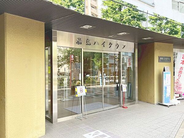 「エントランス」マンションのエントランスなど共有部分は、清掃が行き届いており、キレイな状態です。管理体制がしっかりしているからこそ。