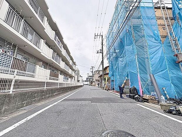 「前面道路含む外観」