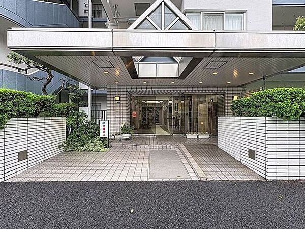 「エントランス入口」植栽もお手入れがしっかりとされており、美しい外観のポイントになっています。