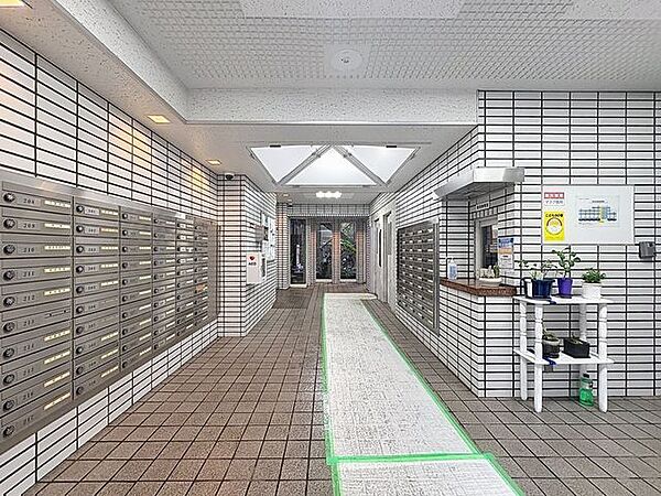 「エントランス」マンションのエントランスなど共有部分は、清掃が行き届いており、キレイな状態です。管理体制がしっかりしているからこそ。