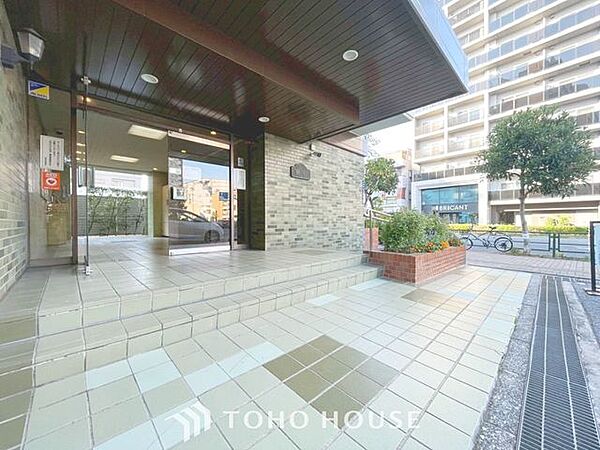 「エントランス」マンションのエントランスなど共有部分は、清掃が行き届いており、キレイな状態です。管理体制がしっかりしているからこそ。