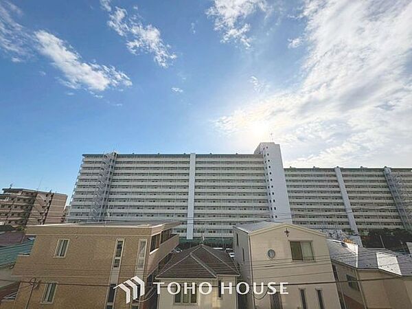 「眺望」穏やかな街並みを一望しながら、爽やかな風と柔らかく降り注ぐ陽光を感じて頂けます。