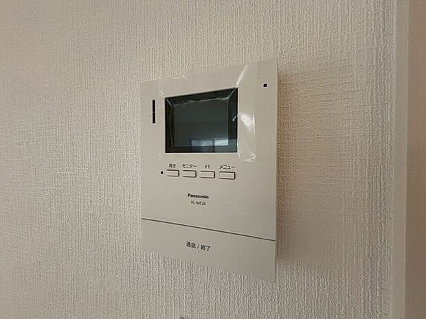 「見える安心・TVモニター付きインターホン」誰が来てもわかる様にモニター付きインターホンを設置。家事導線を考慮した個所に設置し、防犯性と利便性に優れ快適と安らぎを合わせた優しい設計。