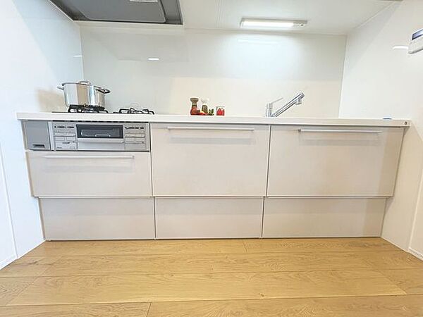 「リフォーム済・キッチン」料理効率を上げる3口コンロ、浄水器、奥まで使い易い収納を完備したシステムキッチンにリフォーム済みです。