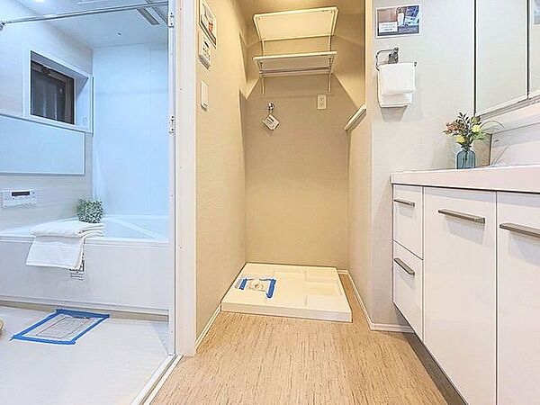 「パウダールーム」落ち着いた空間を演出するカラーと、ゆったり落ち着いてお使い頂ける広さが魅力のパウダールーム。居室からも独立しており、プライベート空間を保ちます。