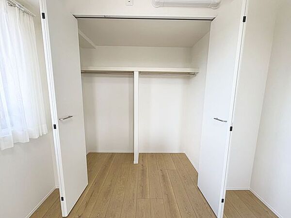 「収納」居室にはクローゼットを完備し、自由度の高い家具の配置が叶うシンプルな空間です。お子様の成長と必要になる子供部屋を与えるにはぴったりの間取りですね。