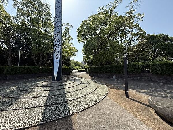 徒歩8分。みなと公園 640m