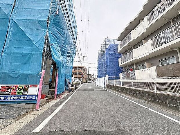 「前面道路含む外観」