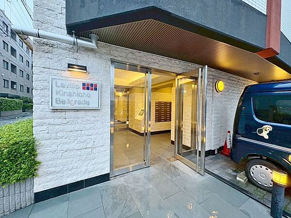 「エントランス入口」植栽もお手入れがしっかりとされており、美しい外観のポイントになっています。