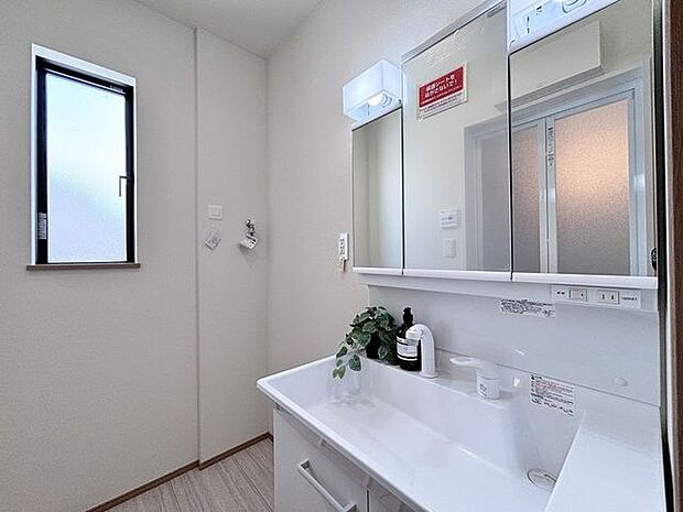「パウダールーム」落ち着いた空間を演出するカラーと、ゆったり落ち着いてお使い頂ける広さが魅力のパウダールーム。居室からも独立しており、プライベート空間を保ちます。