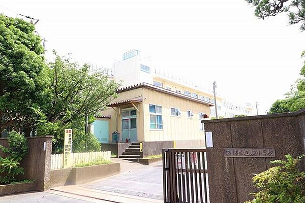 徒歩8分。市川市立塩焼小学校 610m