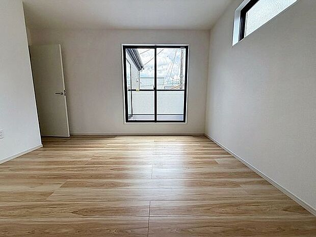 「2面採光の居室」居室に窓が2ヶ所あるので、明るさの確保と、風の通り道ができることで換気のしやすいお家になっています。