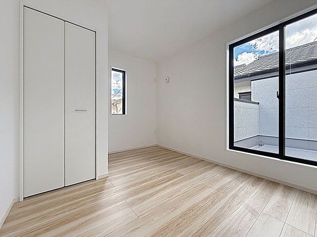 「バルコニーに面した居室」居室は十分な広さに加えて、快適に目覚められるよう、大きな採光窓を設けました。