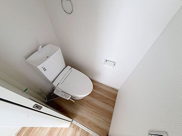 「温水洗浄便座付きトイレ」トイレは快適な温水洗浄便座付です。清潔感のあるホワイトで統一しました。いつも清潔な空間であって頂けるよう配慮された造りです。