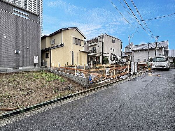 「2026年10月完成予定の2号棟」建物面積107平米の3階建てルーフバルコニーのある住まい。