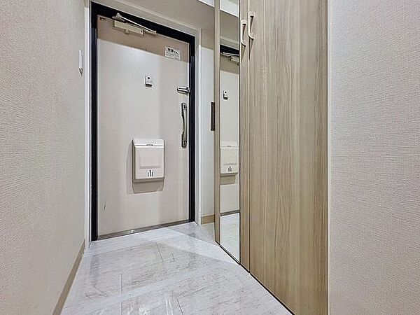 「玄関」家の中でお客様を迎える最初の場所である玄関。豊富な玄関収納で、常に綺麗に保つことが出来ます。