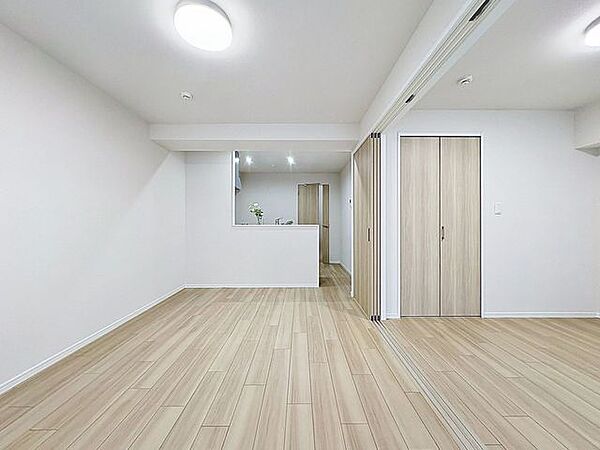 「ダイニング」ホワイトクロス×濃いカラーのフローリングをコーディネートした室内。シンプルな室内デザインなので、よりインテリアが映えます。