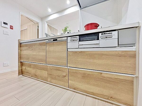 「家事時短の叶うキッチン◎」効率よくお料理ができる3口コンロ・食洗機・出し入れしやすいスライド収納を完備したシステムキッチン。確かな機能性を実感頂けます。