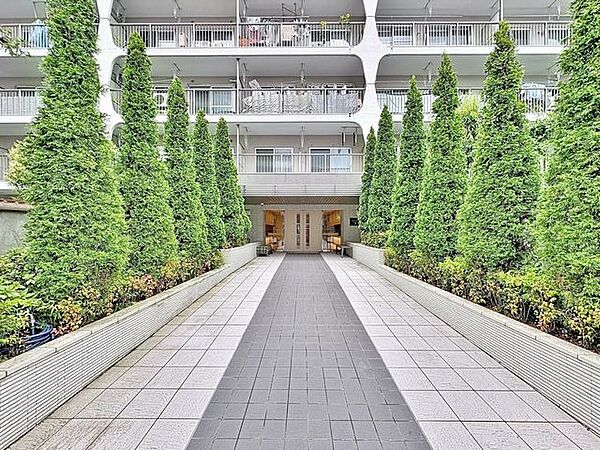 「エントランス入口」植栽もお手入れがしっかりとされており、美しい外観のポイントになっています。