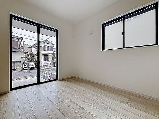 「2面採光の居室」居室に窓が2ヶ所あるので、明るさの確保と、風の通り道ができることで換気のしやすいお家になっています。