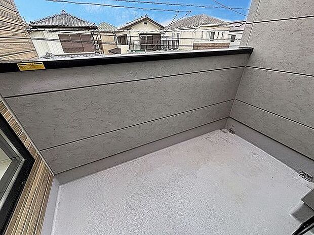 「バルコニー」大きな空に囲まれた気持ちのいい住まい。バルコニーを覗くだけで圧倒的な開放感に包まれます。