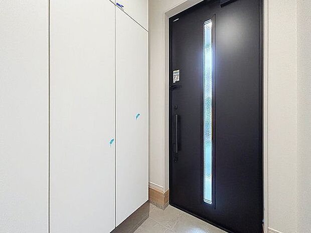 「玄関」家の中でお客様を迎える最初の場所である玄関。豊富な玄関収納で、常に綺麗に保つことが出来ます。