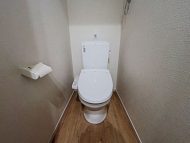 「ウォシュレット機能付き」優れた節水効果や汚れが付きにくい便座など、ほしかった機能が揃ったウォシュレット一体型トイレです。収納に便利な吊戸棚を備え付けています。