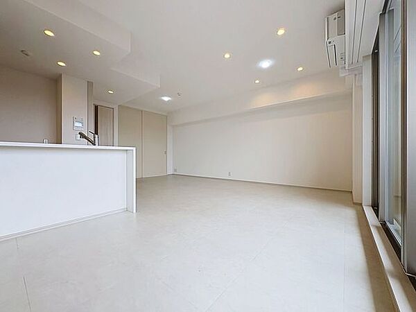「南向き。陽当り良好。」大きな窓辺からの日差しが暖かい室内は、自然と住まう人の気分も明るくなり、リビングでの素敵なワンシーンが演出されます。