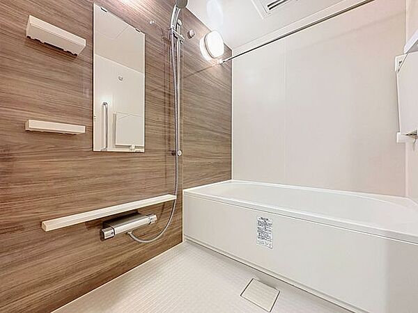「一日の疲れをリフレッシュ。快適バスルーム」癒しの空間バスルームです。天気に左右されずに洗濯物を乾かせる、浴室乾燥機＆オートバス機能付きです。