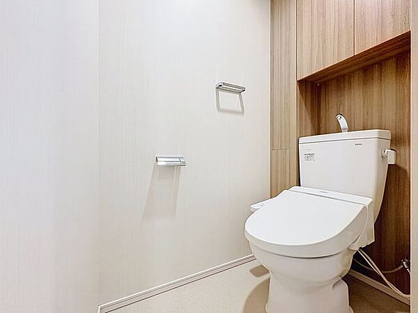 「ウォシュレット機能付き」優れた節水効果や汚れが付きにくい便座など、ほしかった機能が揃ったウォシュレット一体型トイレです。収納に便利な吊戸棚を備え付けています。