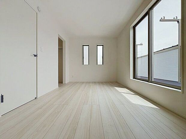 「バルコニーに面した居室」主寝室は十分な広さに加えて、快適に目覚められるよう、大きな採光窓を設けました。