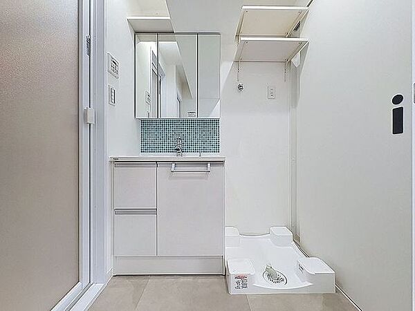 「リフォーム済・洗面台」大きな鏡で朝の準備もばっちり。収納も多く、洗剤など日用品の保管にも便利です。