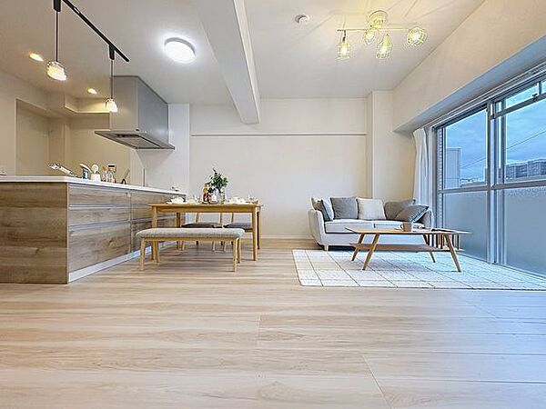 「インテリア映えする内装。」お部屋全体が優しく柔らかな色合いとなっていて、お家時間を穏やかに過ごせる空間が広がっています。