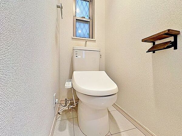 「温水洗浄便座付きトイレ」トイレは快適な温水洗浄便座付です。清潔感のあるホワイトで統一しました。いつも清潔な空間であって頂けるよう配慮された造りです。